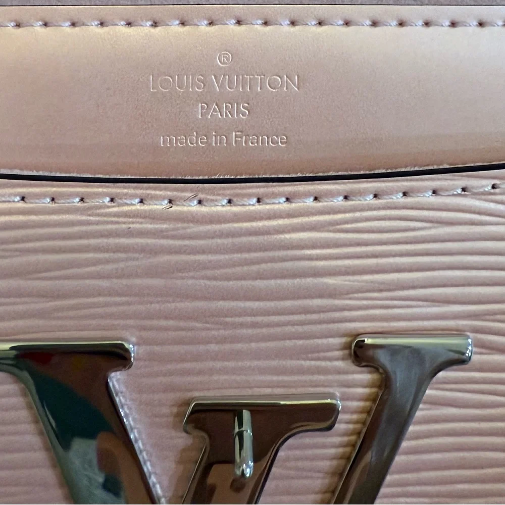 Louis Vuitton Louise Rose Pink Epi Leather Clutch with Chain - Picture 4 of 10